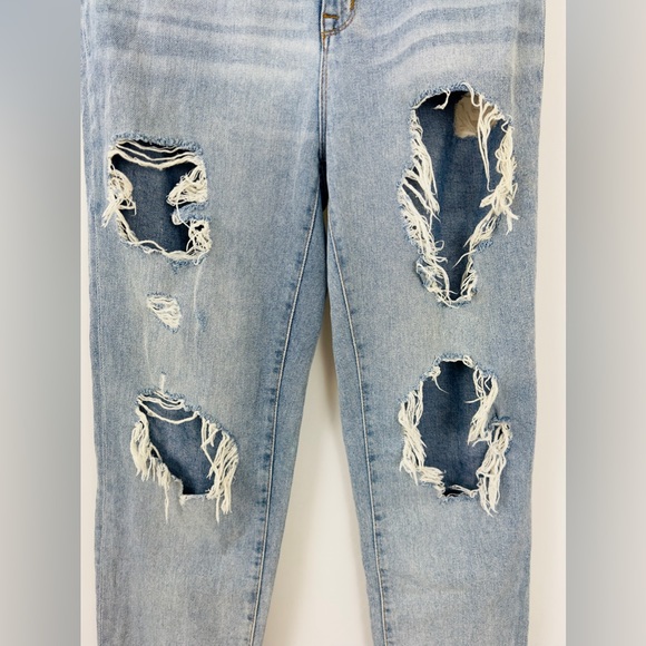 BDG URBAN OUTFITTER MOM HIGH RISE DESTROYED STRAIGHT LEG  LIGHT WASH JEA… - Picture 2 of 10